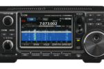 Fotografía digital del transceptor ICOM IC-7300 MKII en vista frontal, mostrando su pantalla en color y controles