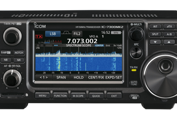 Fotografía digital del transceptor ICOM IC-7300 MKII en vista frontal, mostrando su pantalla en color y controles
